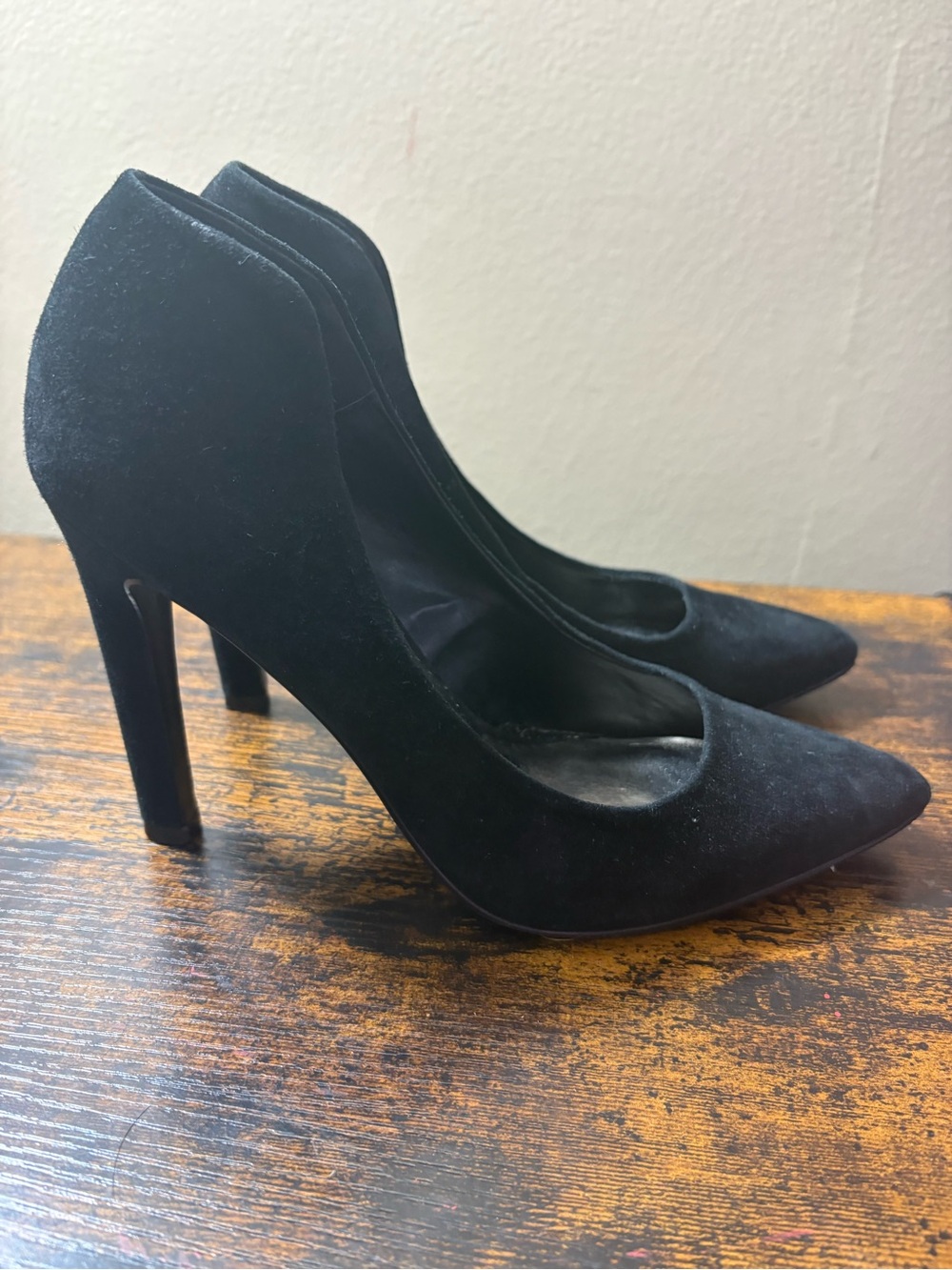 Steve Madden Black Suede Pointed Toe Pumps - Picture 2 of 8